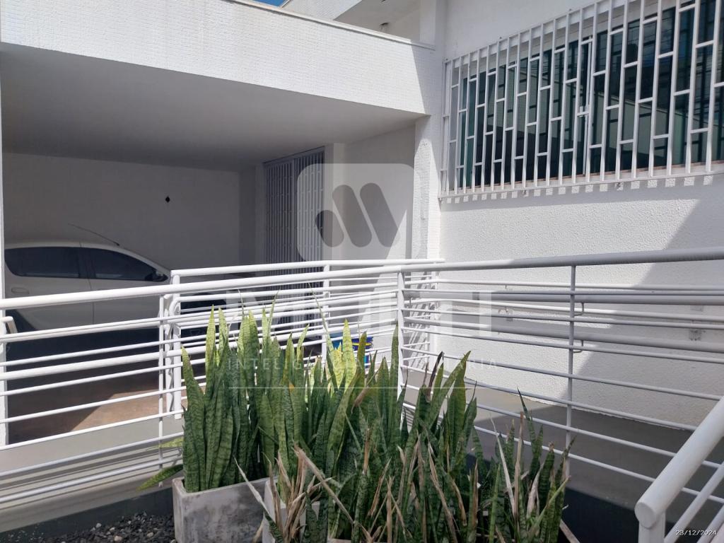Casa à venda com 1 quarto, 200m² - Foto 2