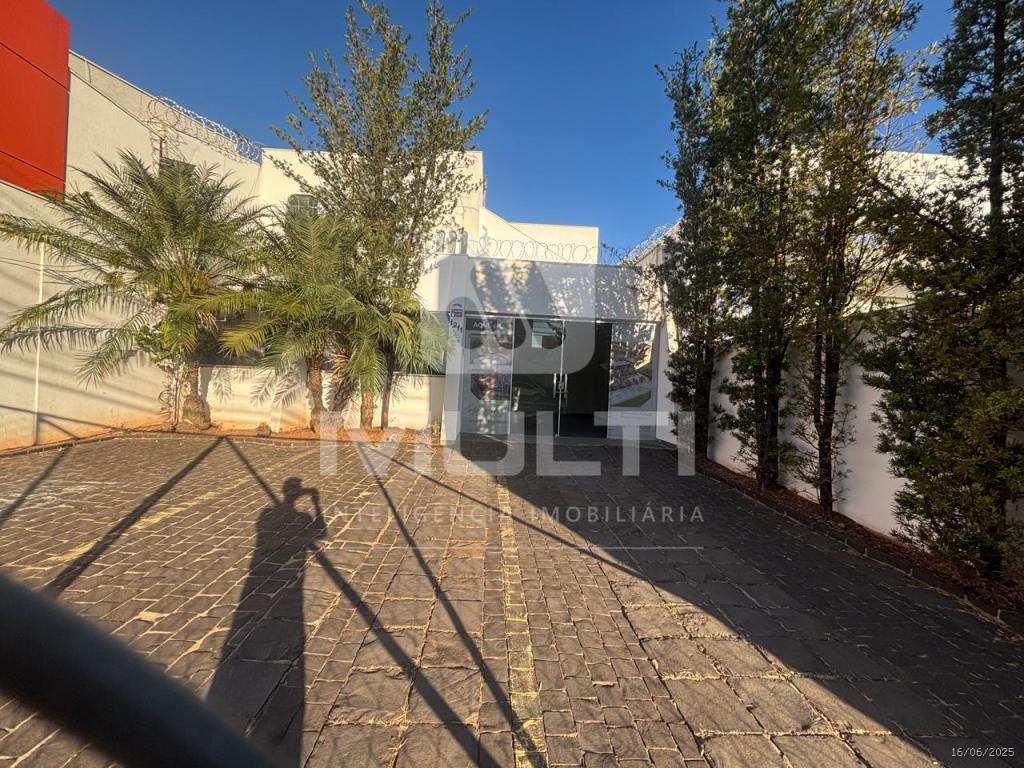 Casa à venda com 3 quartos, 228m² - Foto 1