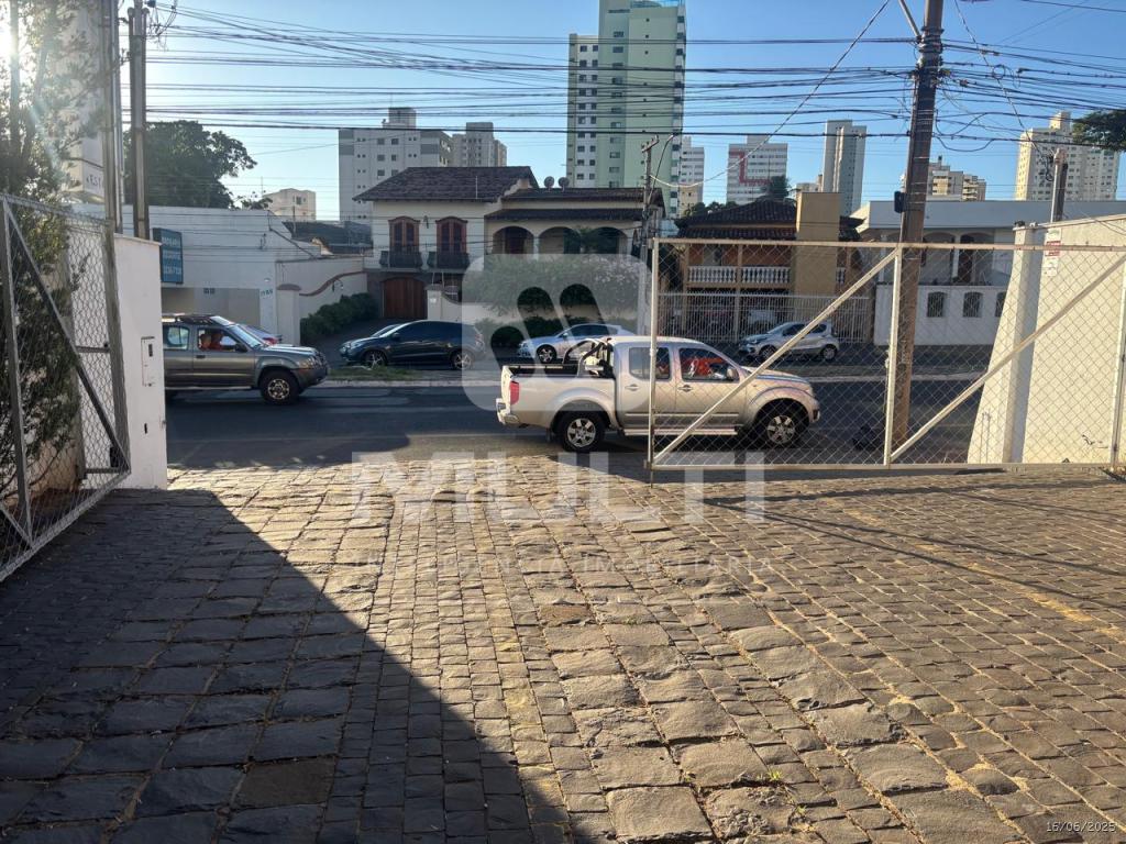 Casa à venda com 3 quartos, 228m² - Foto 2
