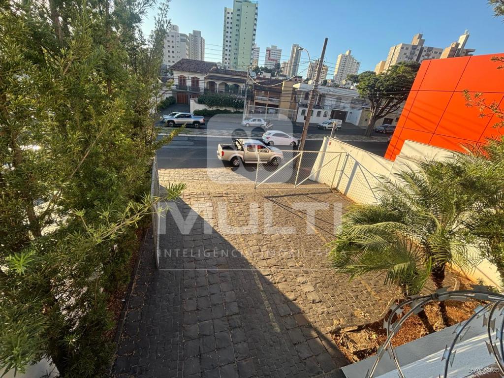 Casa à venda com 3 quartos, 228m² - Foto 3