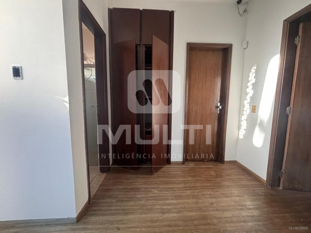 Casa à venda com 3 quartos, 228m² - Foto 15