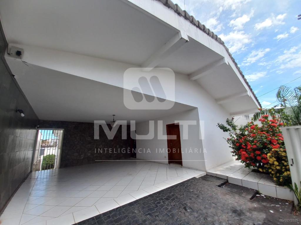 Casa à venda com 3 quartos, 300m² - Foto 1