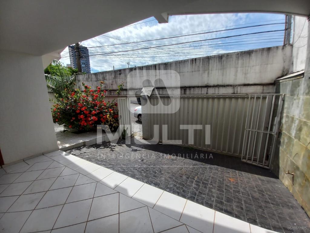 Casa à venda com 3 quartos, 300m² - Foto 2