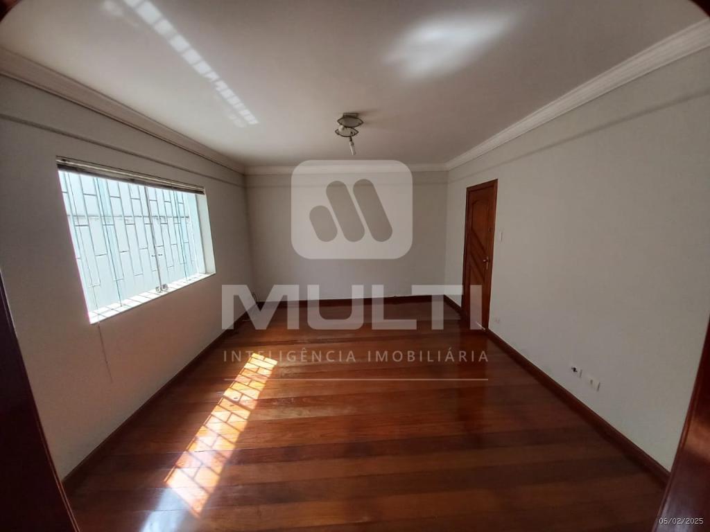 Casa à venda com 3 quartos, 300m² - Foto 3
