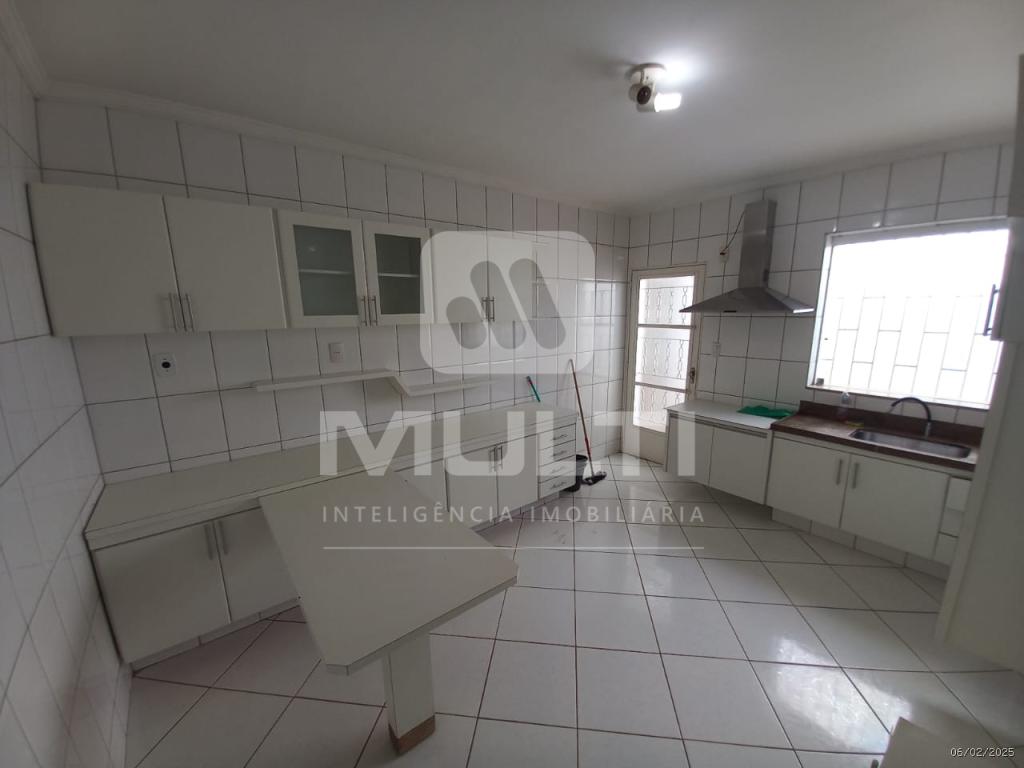 Casa à venda com 3 quartos, 300m² - Foto 15