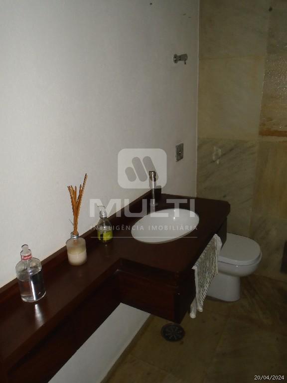 Casa à venda com 3 quartos, 325m² - Foto 2