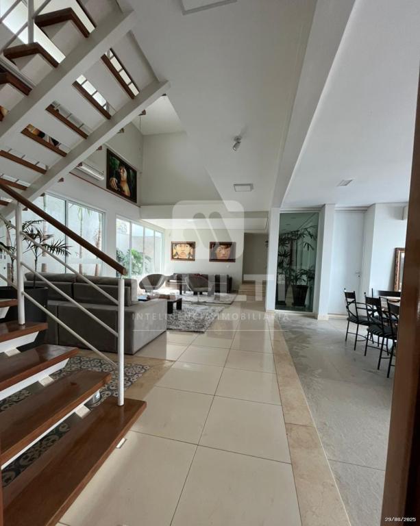 Casa à venda com 4 quartos, 377m² - Foto 1