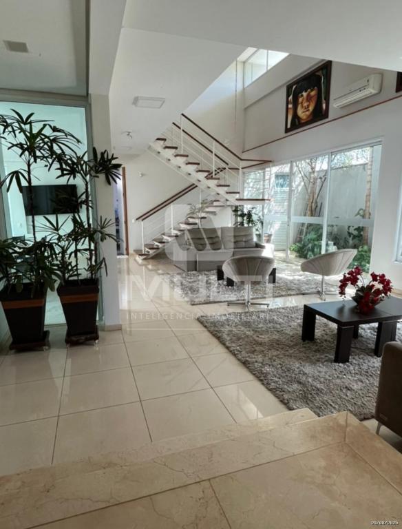 Casa à venda com 4 quartos, 377m² - Foto 2