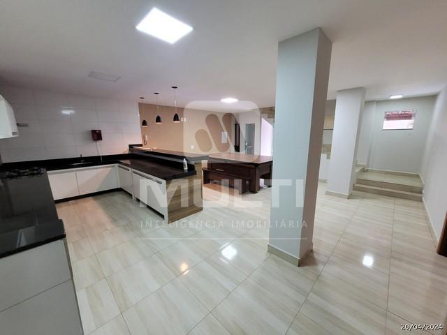 Casa à venda com 3 quartos, 195m² - Foto 1