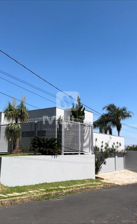 Casa à venda com 3 quartos, 314m² - Foto 1