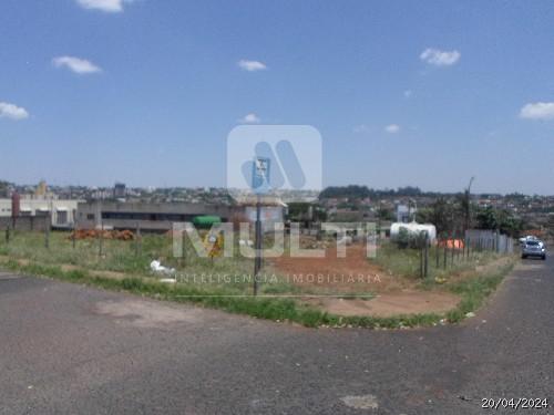 Terreno à venda com 1 quarto, 420m² - Foto 1