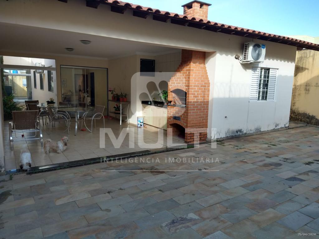 Casa à venda com 3 quartos, 173m² - Foto 1