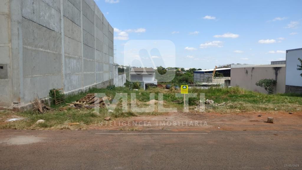 Terreno à venda com 1 quarto, 300m² - Foto 1