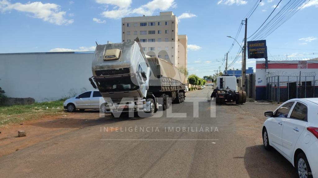 Terreno à venda com 1 quarto, 300m² - Foto 3