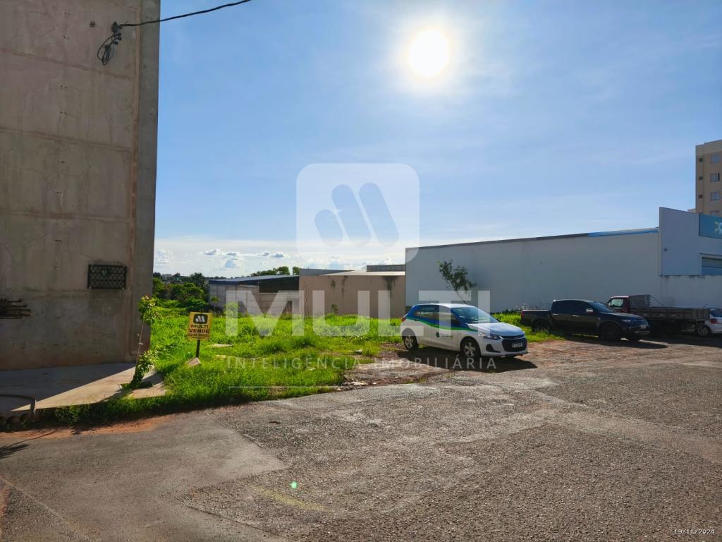 Terreno à venda com 1 quarto, 300m² - Foto 4