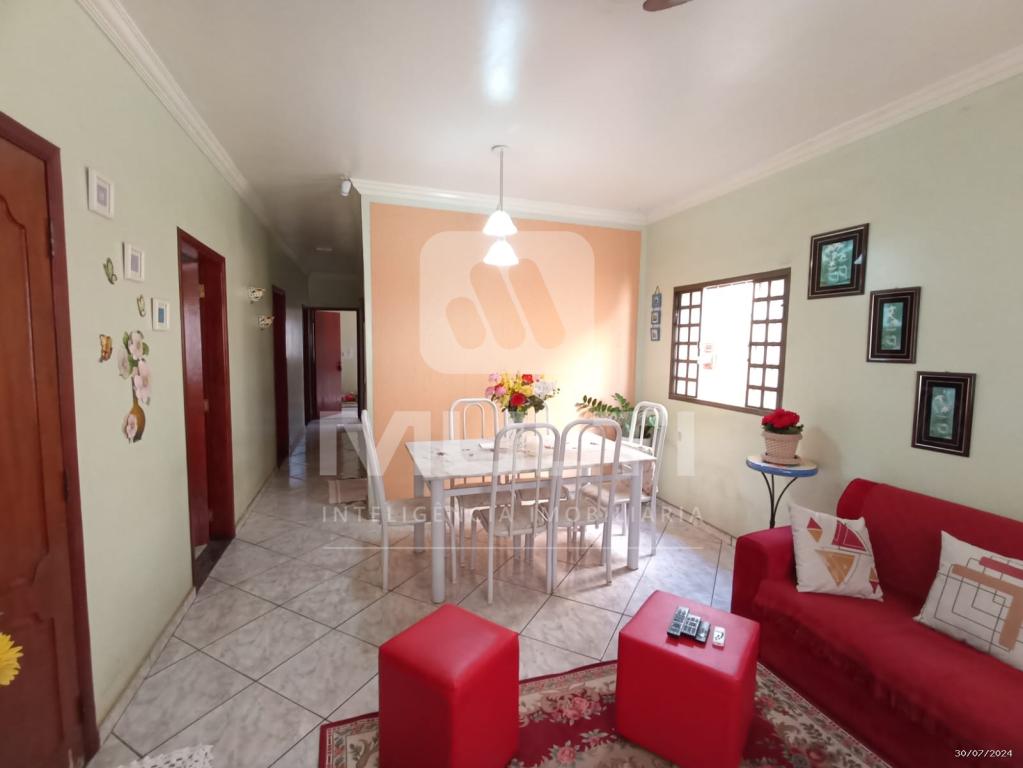 Casa à venda com 3 quartos, 123m² - Foto 1