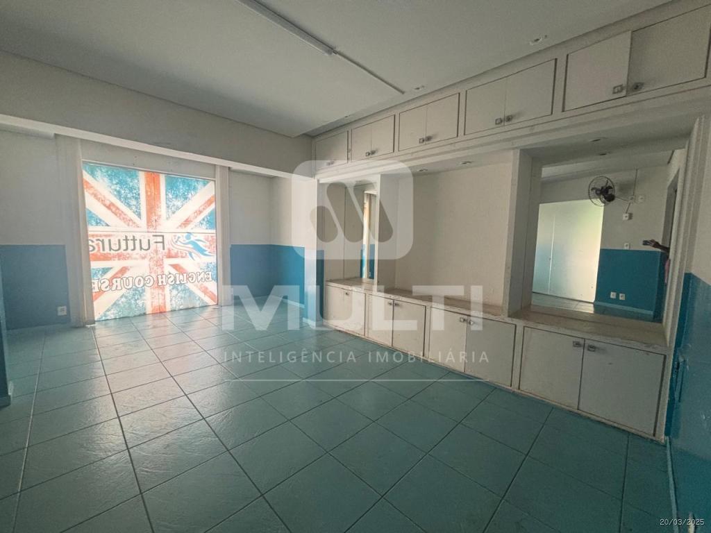 Casa à venda com 4 quartos, 356m² - Foto 2