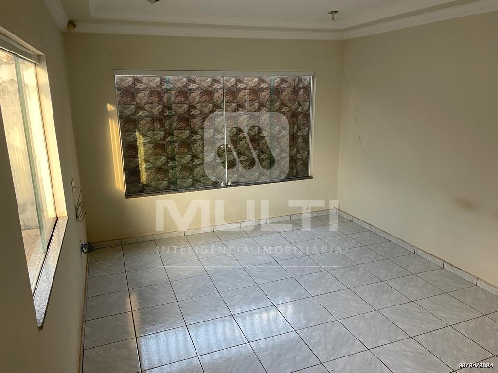 Casa à venda com 3 quartos, 221m² - Foto 1