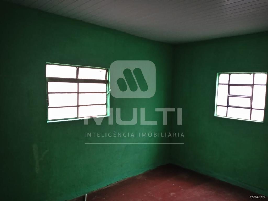 Casa à venda com 6 quartos, 220m² - Foto 1