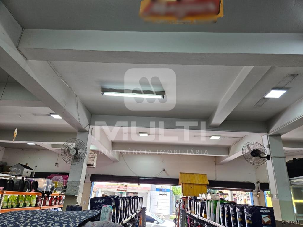 Prédio Inteiro à venda com 1 quarto, 195m² - Foto 1