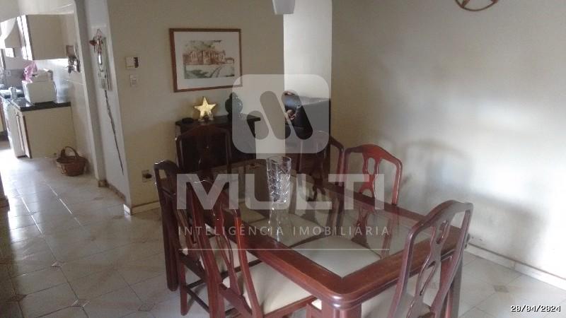Casa à venda com 3 quartos, 195m² - Foto 1