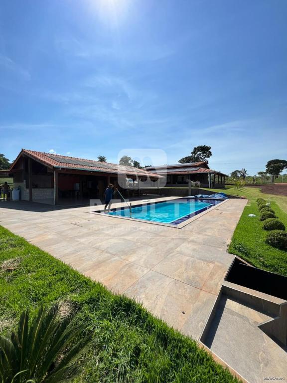 Chácara à venda com 4 quartos, 600m² - Foto 1