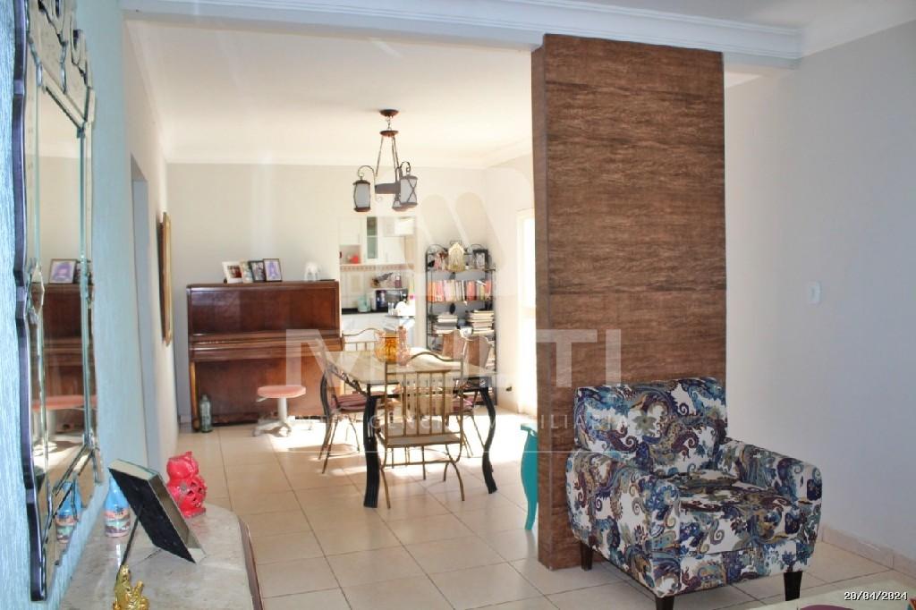 Casa à venda com 3 quartos, 186m² - Foto 1