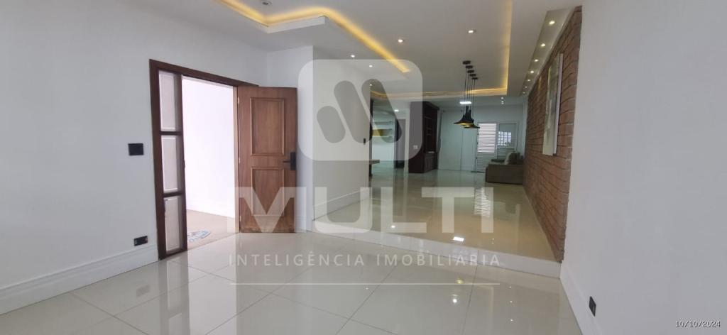 Casa à venda com 3 quartos, 228m² - Foto 1