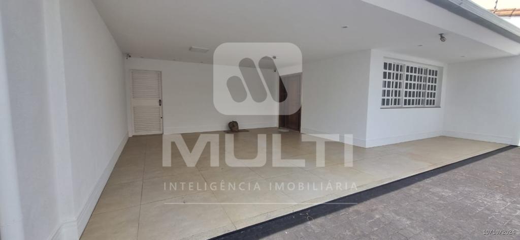 Casa à venda com 3 quartos, 228m² - Foto 2