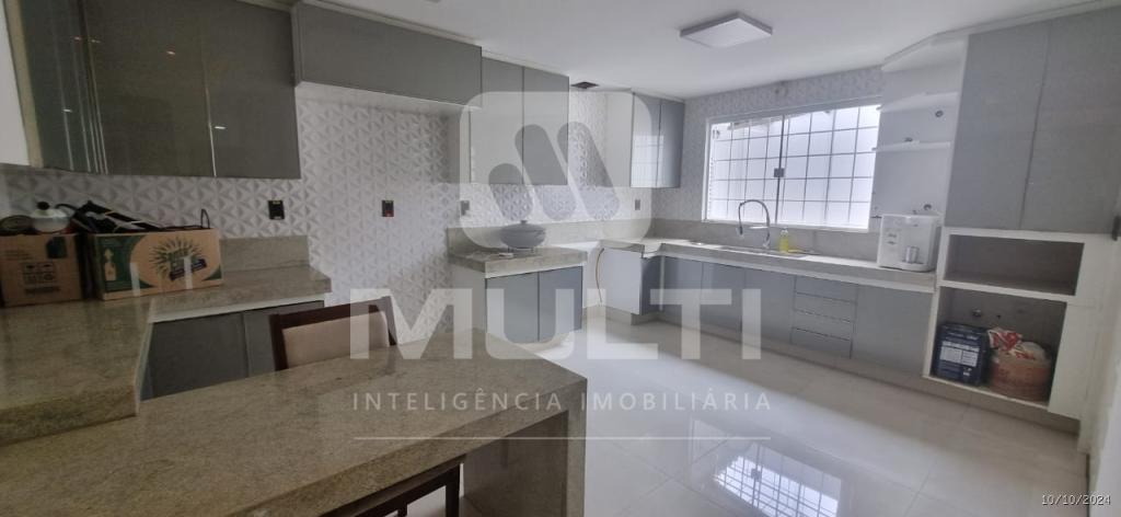 Casa à venda com 3 quartos, 228m² - Foto 10