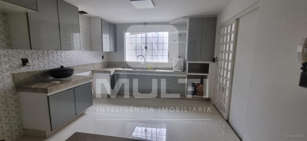 Casa à venda com 3 quartos, 228m² - Foto 11