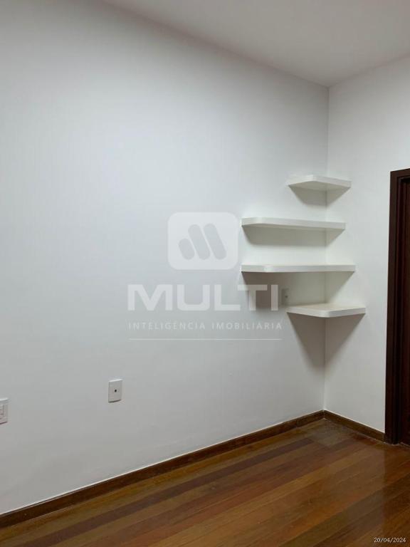 Casa à venda com 3 quartos, 324m² - Foto 5