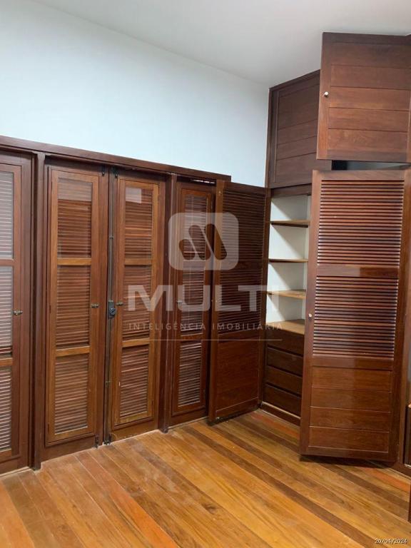 Casa à venda com 3 quartos, 324m² - Foto 7