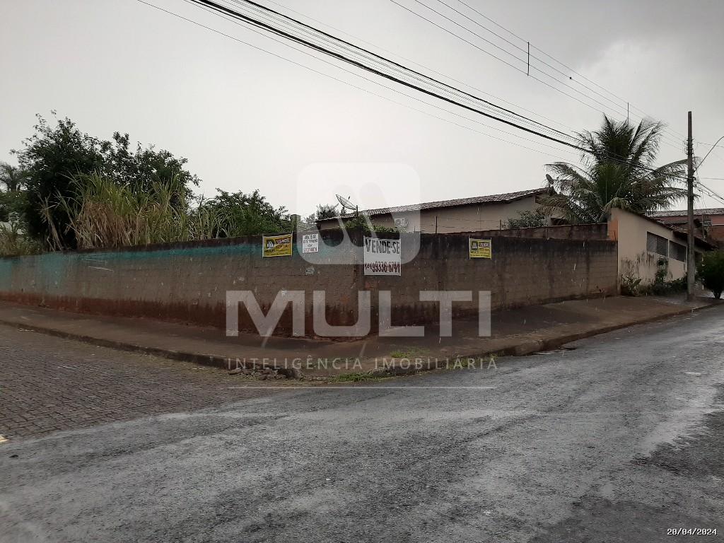 Terreno à venda com 1 quarto, 450m² - Foto 1