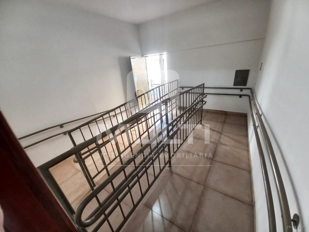 Casa à venda com 3 quartos, 219m² - Foto 1