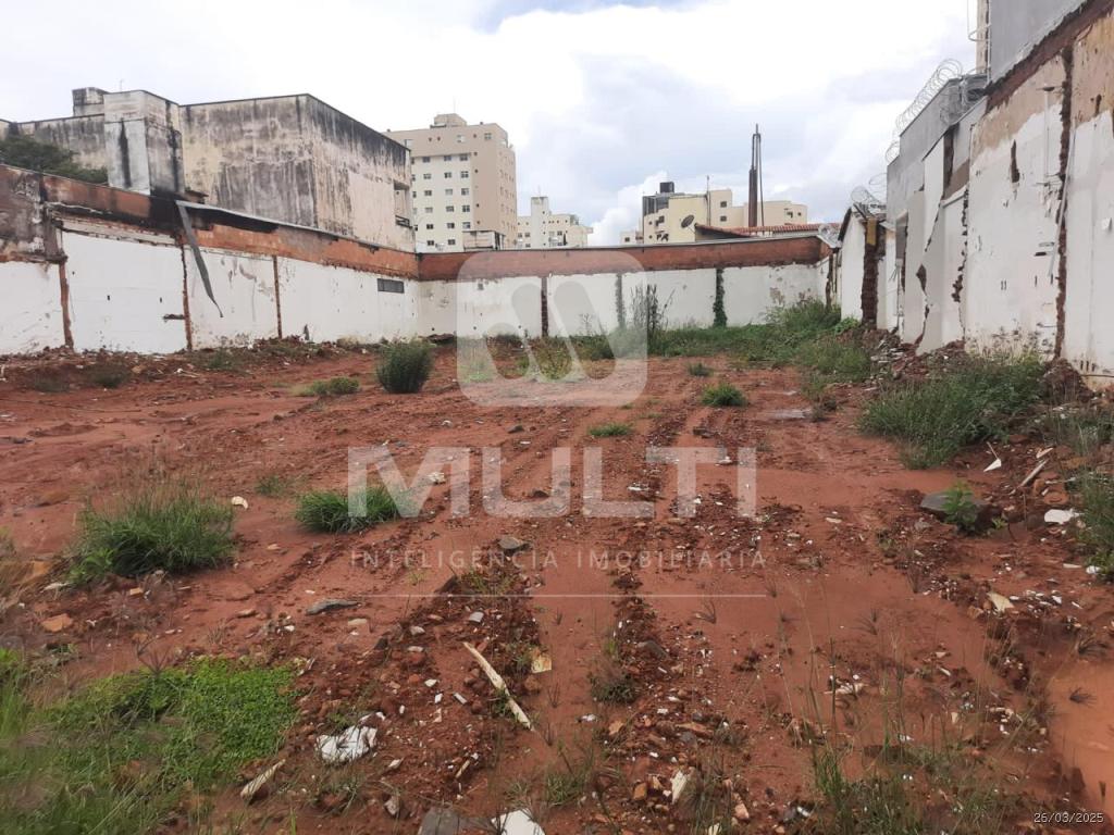 Terreno à venda com 1 quarto, 595m² - Foto 1