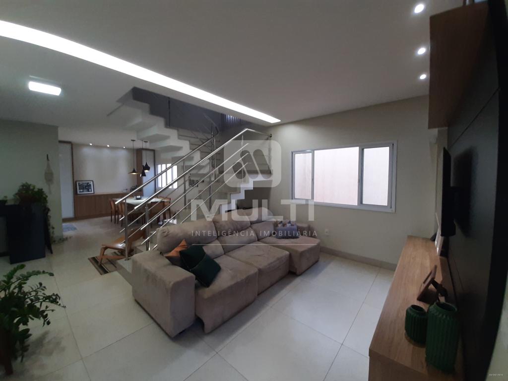 Casa à venda com 3 quartos, 235m² - Foto 1