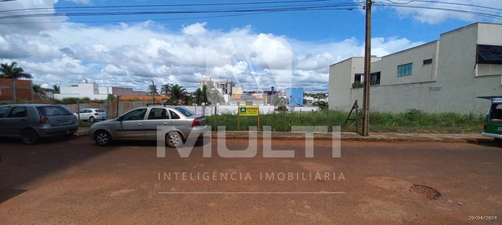 Terreno à venda com 1 quarto, 420m² - Foto 3