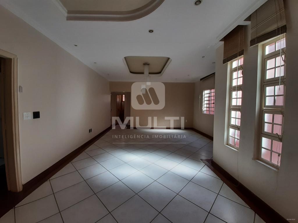 Casa à venda com 3 quartos, 229m² - Foto 1