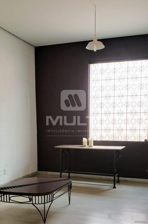 Casa à venda com 3 quartos, 357m² - Foto 1