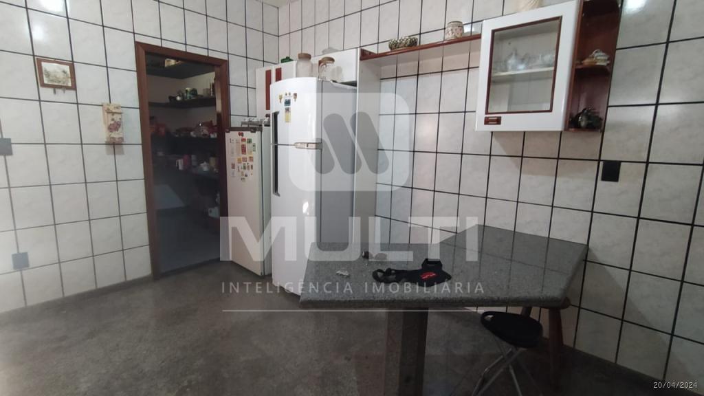 Casa à venda com 3 quartos, 370m² - Foto 1