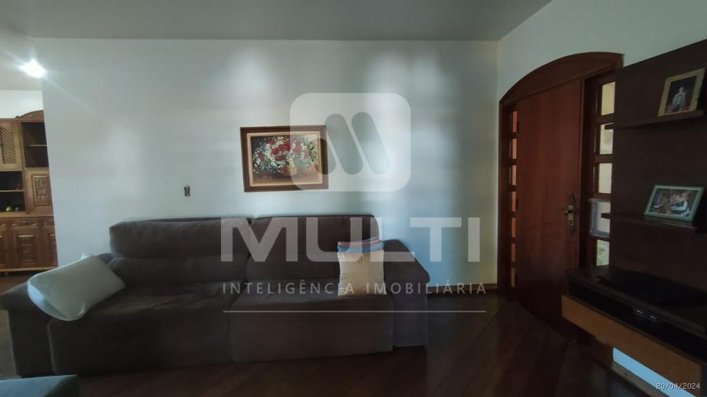 Casa à venda com 3 quartos, 370m² - Foto 7