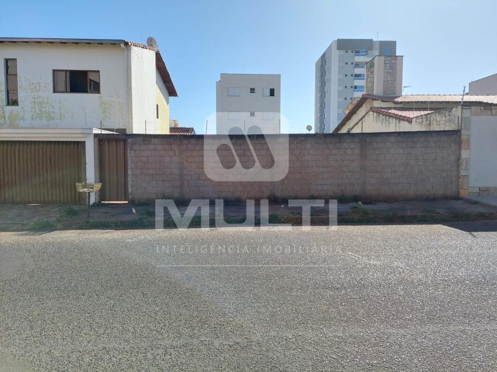 Terreno à venda com 1 quarto, 360m² - Foto 1