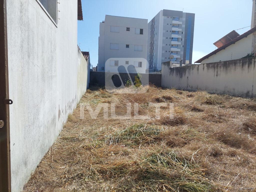 Terreno à venda com 1 quarto, 360m² - Foto 2