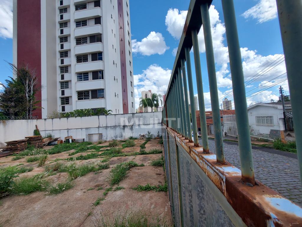 Terreno à venda com 1 quarto, 400m² - Foto 2