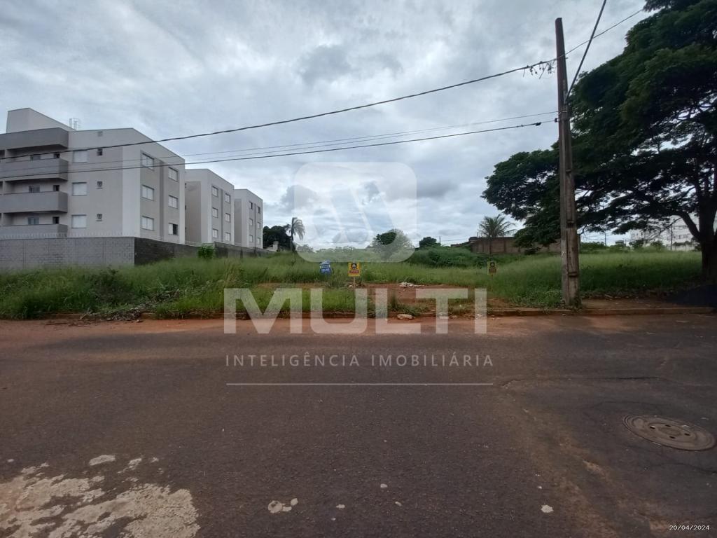 Terreno à venda com 1 quarto, 360m² - Foto 1
