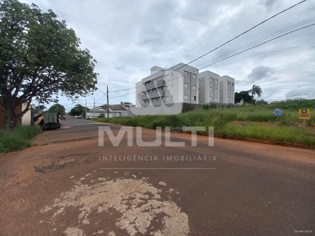 Terreno à venda com 1 quarto, 360m² - Foto 2