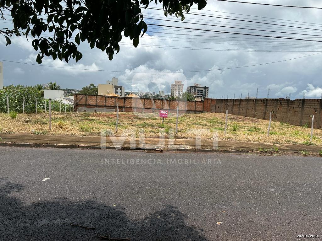 Terreno à venda com 1 quarto, 910m² - Foto 1