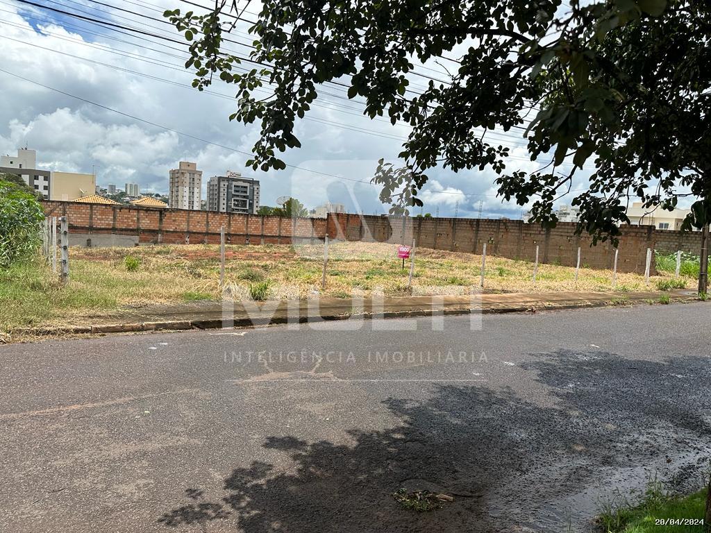 Terreno à venda com 1 quarto, 910m² - Foto 2