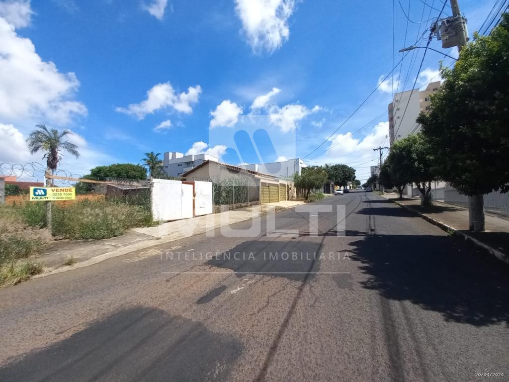 Terreno à venda com 1 quarto, 360m² - Foto 1